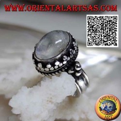 Anillo de plata con piedra lunar arcoíris ovalada con borde tris y bolas y entrelazados