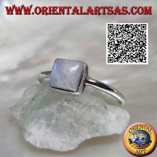 Bague en argent avec une labradorite blanche fluorescente bleue carrée dans un sertissage lisse