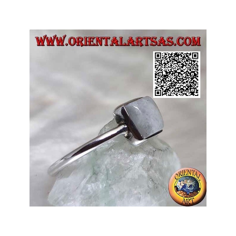 Anillo de plata con labradorita blanca fluorescente azul cuadrada en un marco liso