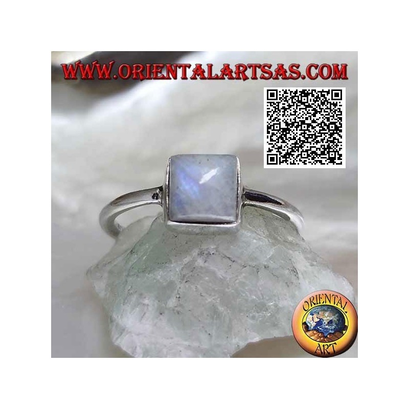 Anillo de plata con labradorita blanca fluorescente azul cuadrada en un marco liso