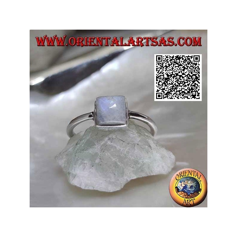 Anello in argento con labradorite bianca a fluorescenza blu quadrata su montatura liscia