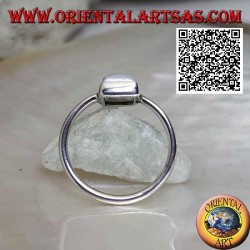 Bague en argent avec une labradorite blanche fluorescente bleue carrée dans un sertissage lisse