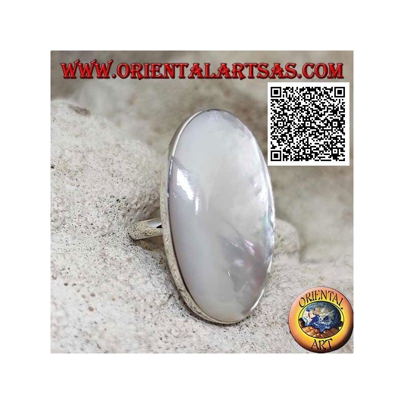 Anillo de plata con nácar ovalado engastado en borde liso