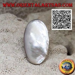 Silver ring with oval mother-of-pearl set in smooth edge