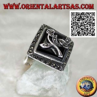 Silberring mit rhomboidem quadratischem Onyx mit Blume und Rahmen, besetzt mit Markasit