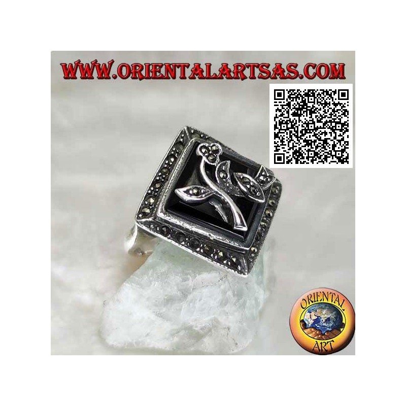 Bague en argent avec onyx losange carré avec fleur et cadre parsemé de marcassite