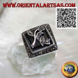 Silberring mit rhomboidem quadratischem Onyx mit Blume und Rahmen, besetzt mit Markasit