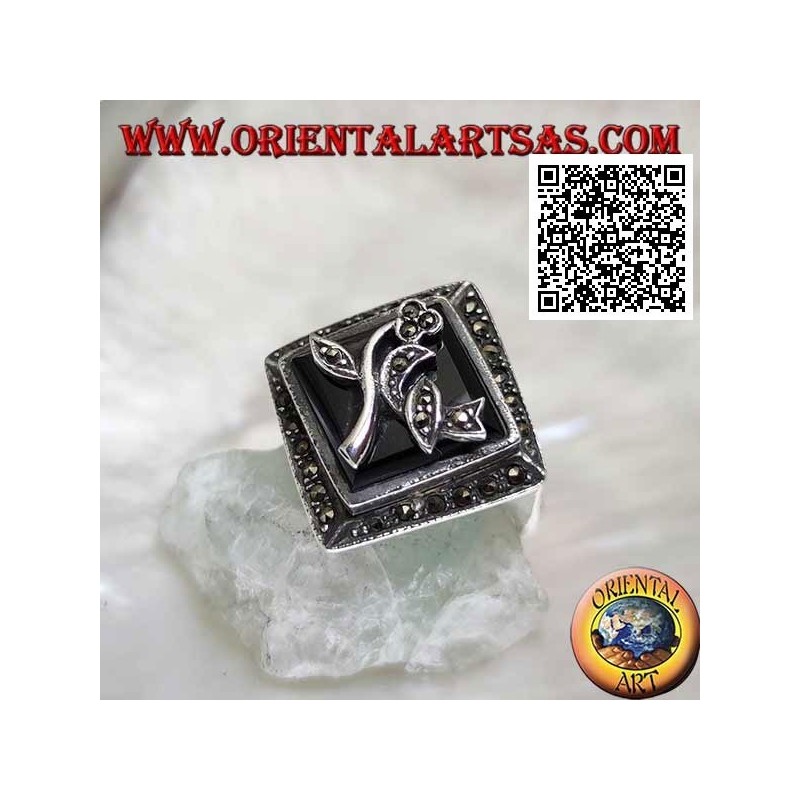 Bague en argent avec onyx losange carré avec fleur et cadre parsemé de marcassite