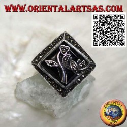 Bague en argent avec onyx losange carré avec fleur et cadre parsemé de marcassite