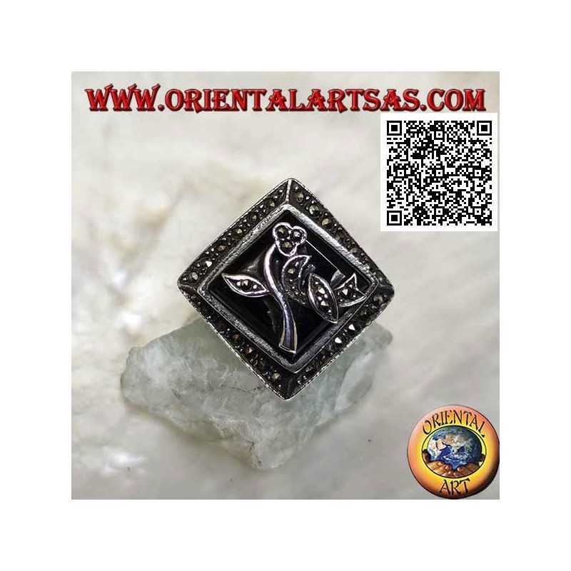 Anello in argento con onice quadrata romboidale con fiore e cornice tempestata di marcassite