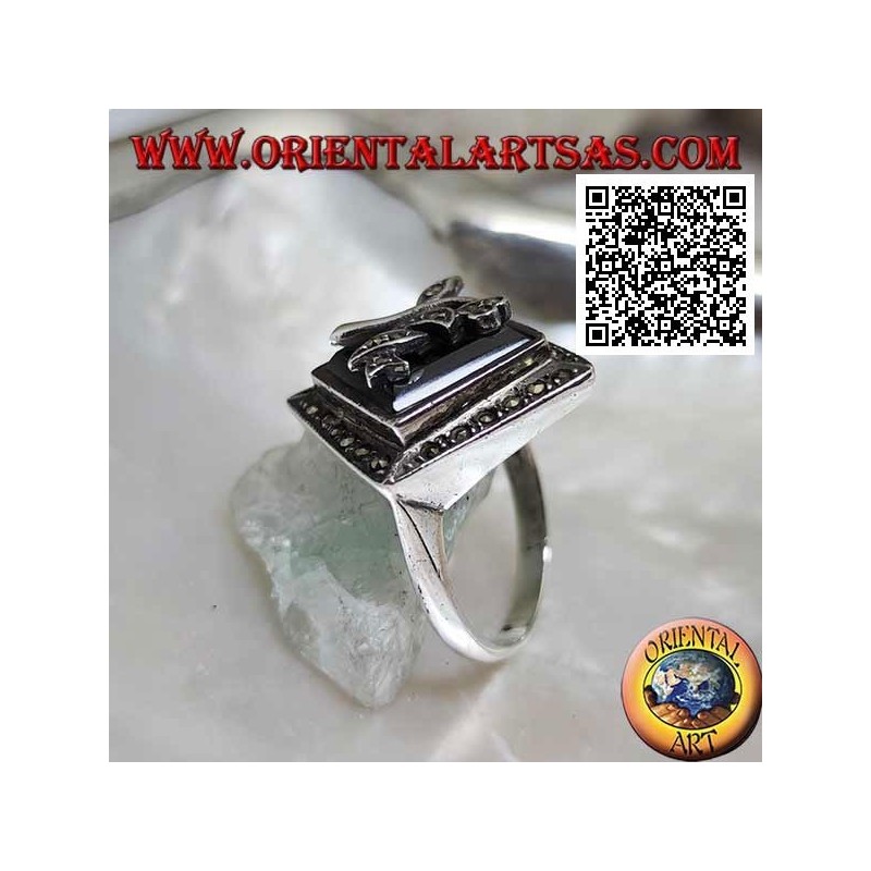 Anillo de plata con ónix romboidal cuadrado con flor y marco tachonado de marcasita