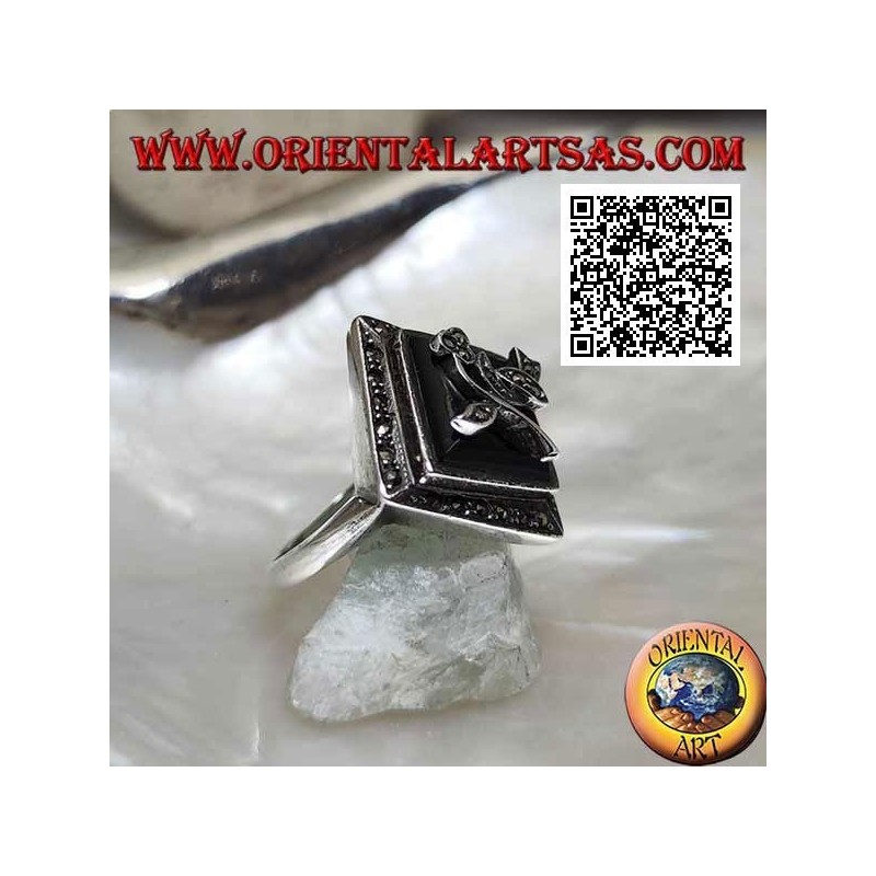Bague en argent avec onyx losange carré avec fleur et cadre parsemé de marcassite