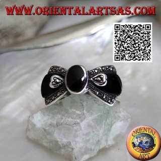 Anillo de pajarita de plata con ónix central ovalado y ónix y marcsita en los lados