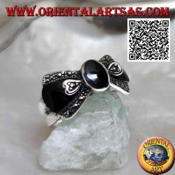 Anillo de pajarita de plata con ónix central ovalado y ónix y marcsita en los lados