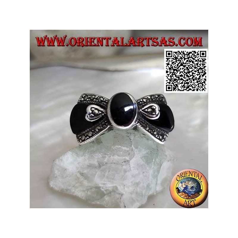 Silberner Fliegenring mit zentralem ovalem Onyx und Onyx und Markssit an den Seiten