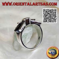 Anillo de pajarita de plata con ónix central ovalado y ónix y marcsita en los lados