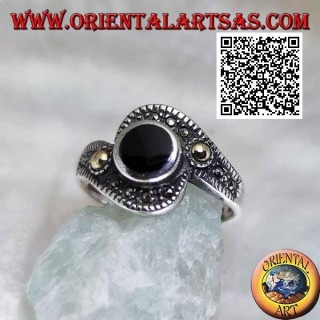 Anillo de plata con ónix redondo envuelto en una banda de marcasita con bola bañada en oro en los lados