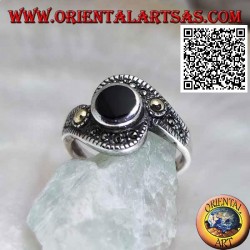 Bague en argent avec onyx rond enveloppé dans une bande de marcassite avec boule plaquée or sur les côtés