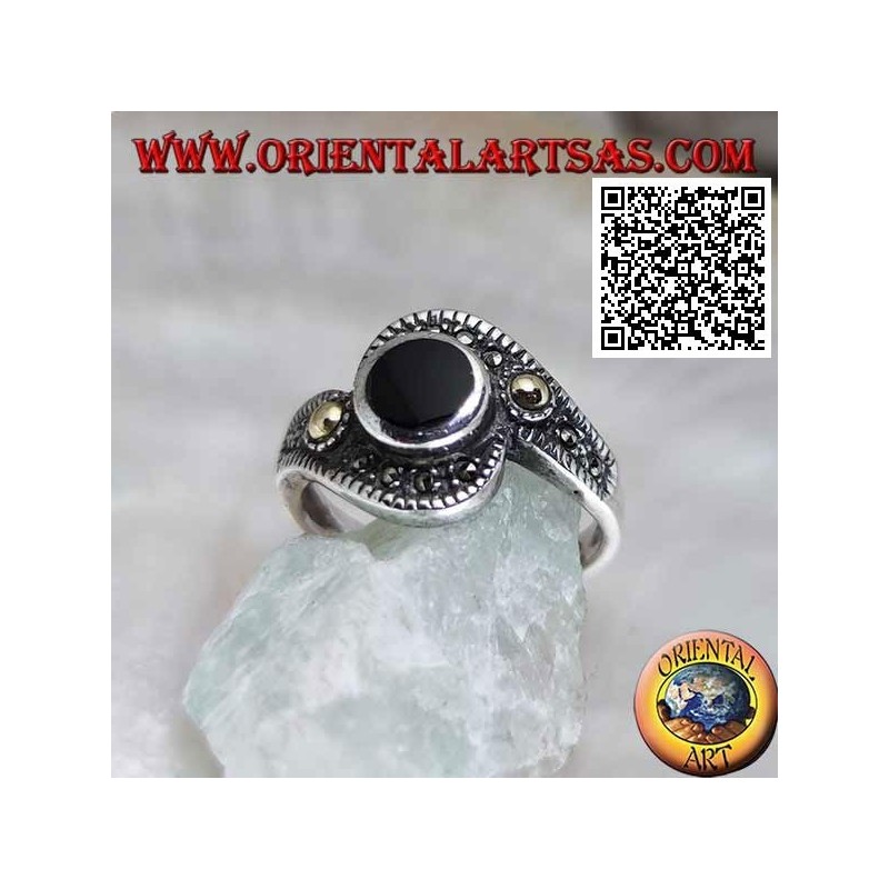 Anillo de plata con ónix redondo envuelto en una banda de marcasita con bola bañada en oro en los lados