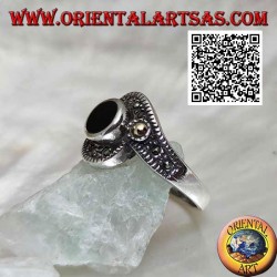 Bague en argent avec onyx rond enveloppé dans une bande de marcassite avec boule plaquée or sur les côtés