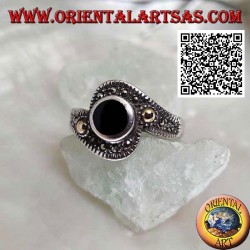 Silberring mit rundem Onyx, eingewickelt in ein Markasitband mit vergoldeter Kugel an den Seiten