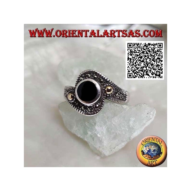Anillo de plata con ónix redondo envuelto en una banda de marcasita con bola bañada en oro en los lados