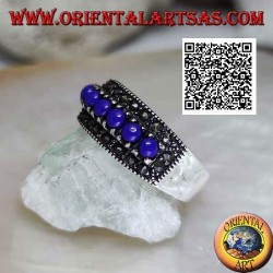 Bague en argent avec une rangée de boules de lapis lazuli entourées de marcassite