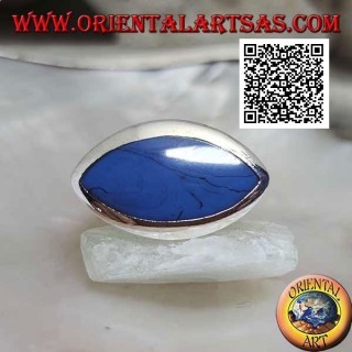 Anillo de plata con turquesa con lanzadera horizontal al ras con el borde en un entorno suave