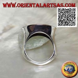 Bague en argent avec turquoise avec navette horizontale au ras du bord sur un sertissage lisse