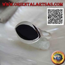 Silver ring with horizontal shuttle onyx flush with the edge on a smooth setting