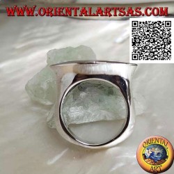 Anillo de plata con ónix de lanzadera horizontal al ras con el borde en un entorno suave