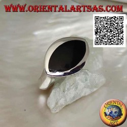 Silver ring with horizontal shuttle onyx flush with the edge on a smooth setting