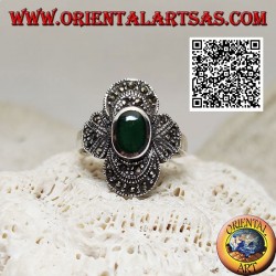 Anello in argento con agata verde ovale contornata da decorazione concentrica tempestata di marcassite