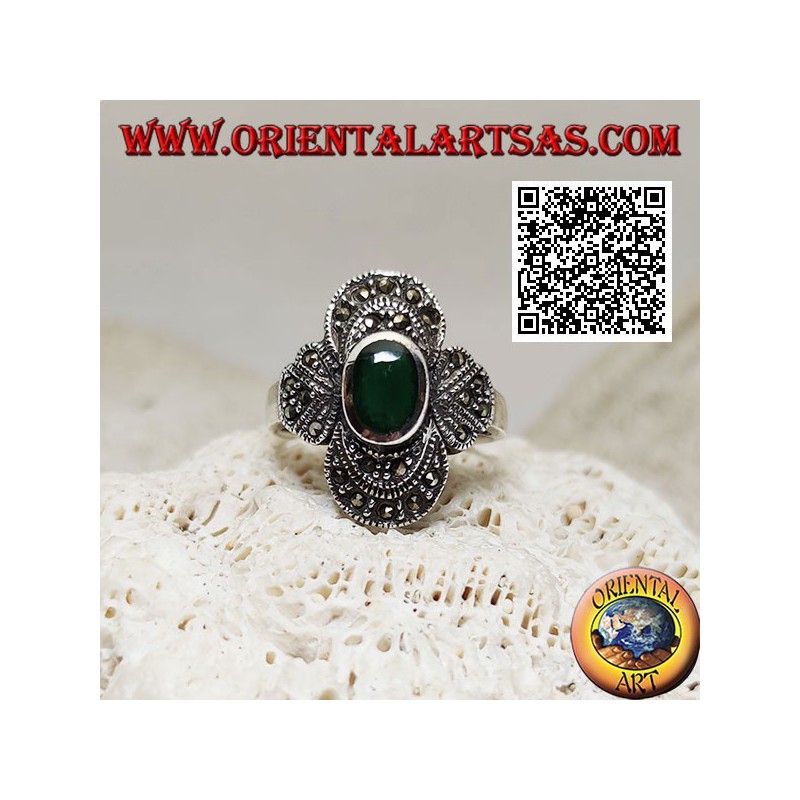 Anello in argento con agata verde ovale contornata da decorazione concentrica tempestata di marcassite