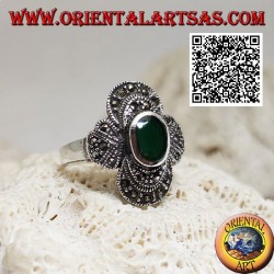 Anillo de plata con ágata verde ovalada rodeada de decoración concéntrica tachonada de marcasita