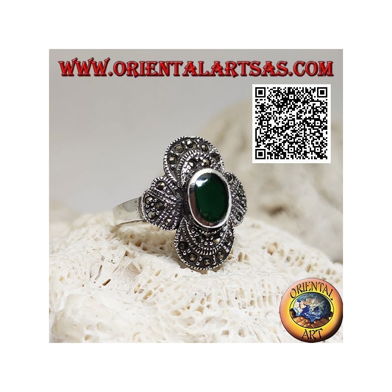 Anello in argento con agata verde ovale contornata da decorazione concentrica tempestata di marcassite