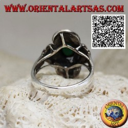 Bague en argent avec agate verte ovale entourée d'un décor concentrique parsemé de marcassite