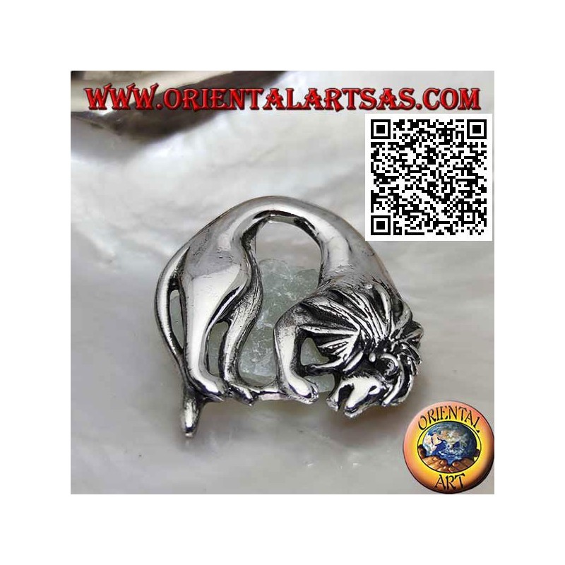 Spilla in argento, leone (re della foresta) piegato mentre si nutre