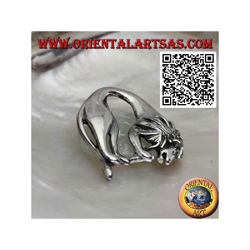 Broche en argent, lion (roi de la forêt) pliée en se nourrissant