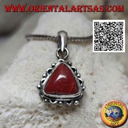 Colgante de plata con coral triangular tibetano y ondulado en el borde