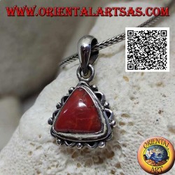 Colgante de plata con coral triangular tibetano y ondulado en el borde