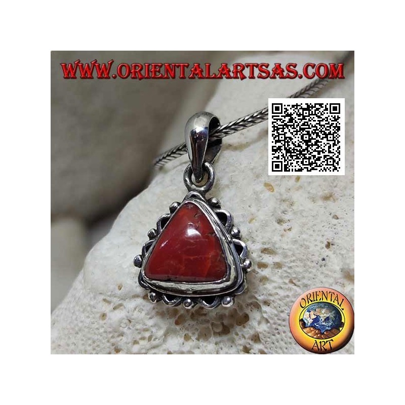 Colgante de plata con coral triangular tibetano y ondulado en el borde