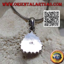 Colgante de plata con coral triangular tibetano y ondulado en el borde