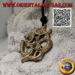 Colgante de latón decorado en forma de Aum u Om (ॐ), un término sánscrito hindú