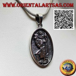 Colgante de plata, medalla sagrada ovalada con San Cristóbal con palo y niño en bajorrelieve