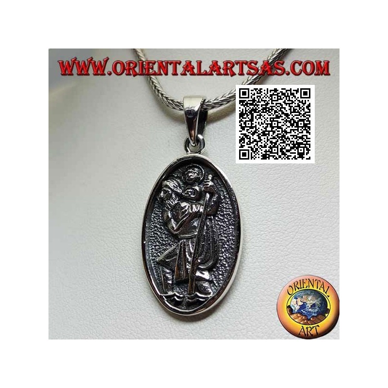 Ciondolo in argento, medaglia sacra ovale con San Cristoforo con bastone e bimbo in bassorilievo