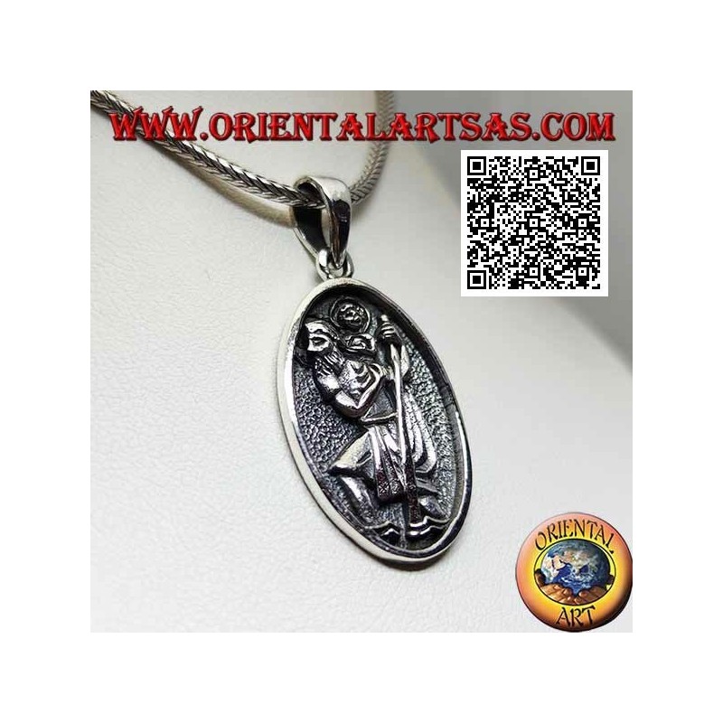 Ciondolo in argento, medaglia sacra ovale con San Cristoforo con bastone e bimbo in bassorilievo