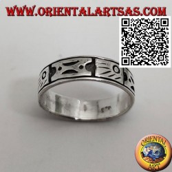 Anillo de plata con símbolos aborígenes grabados