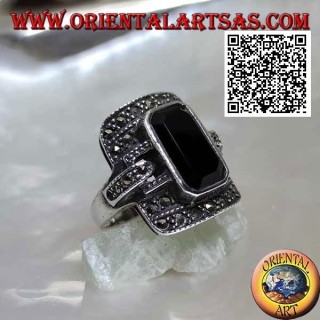 Anello in argento con onice a taglio baguette su cornice rettangolare e ganci tempestati di marcassite