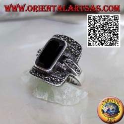 Anillo de plata con ónix talla baguette en marco rectangular y ganchos tachonados de marcasita